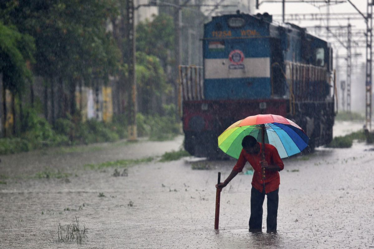 Setidaknya 24 orang dilaporkan tewas dan puluhan lainnya dikhawatirkan hilang dalam bencana alam yang disebabkan oleh hujan lebat di India.