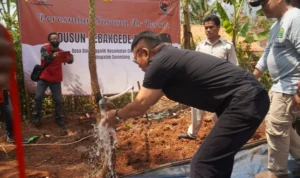 Anggota Komisi I DPR RI, Mayjen TNI (p) TB Hasanuddin membangun sumur artesis untuk warga di Dusun Lebak Gede RW 11 Desa Sindanggalih, Kecamatan Cimanggung, Kabupaten Sumedang.