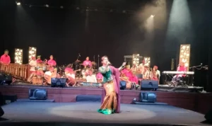 Kelompok musik Samba Sunda melakukan pertunjukan di Gedung Sunan Ambu Institut Seni Budaya Indonesia (ISBI) Bandung, Selasa 15 Agustus 2023 malam.