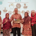 Rektor Universitas Inaba Dr Mochammad Mukti Ali, bersama jajaraanya saat menerima penghargaan Great Indonesian CSR Award 2023 Organisasi WISE Leaders.