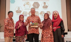 Rektor Universitas Inaba Dr Mochammad Mukti Ali, bersama jajaraanya saat menerima penghargaan Great Indonesian CSR Award 2023 Organisasi WISE Leaders.