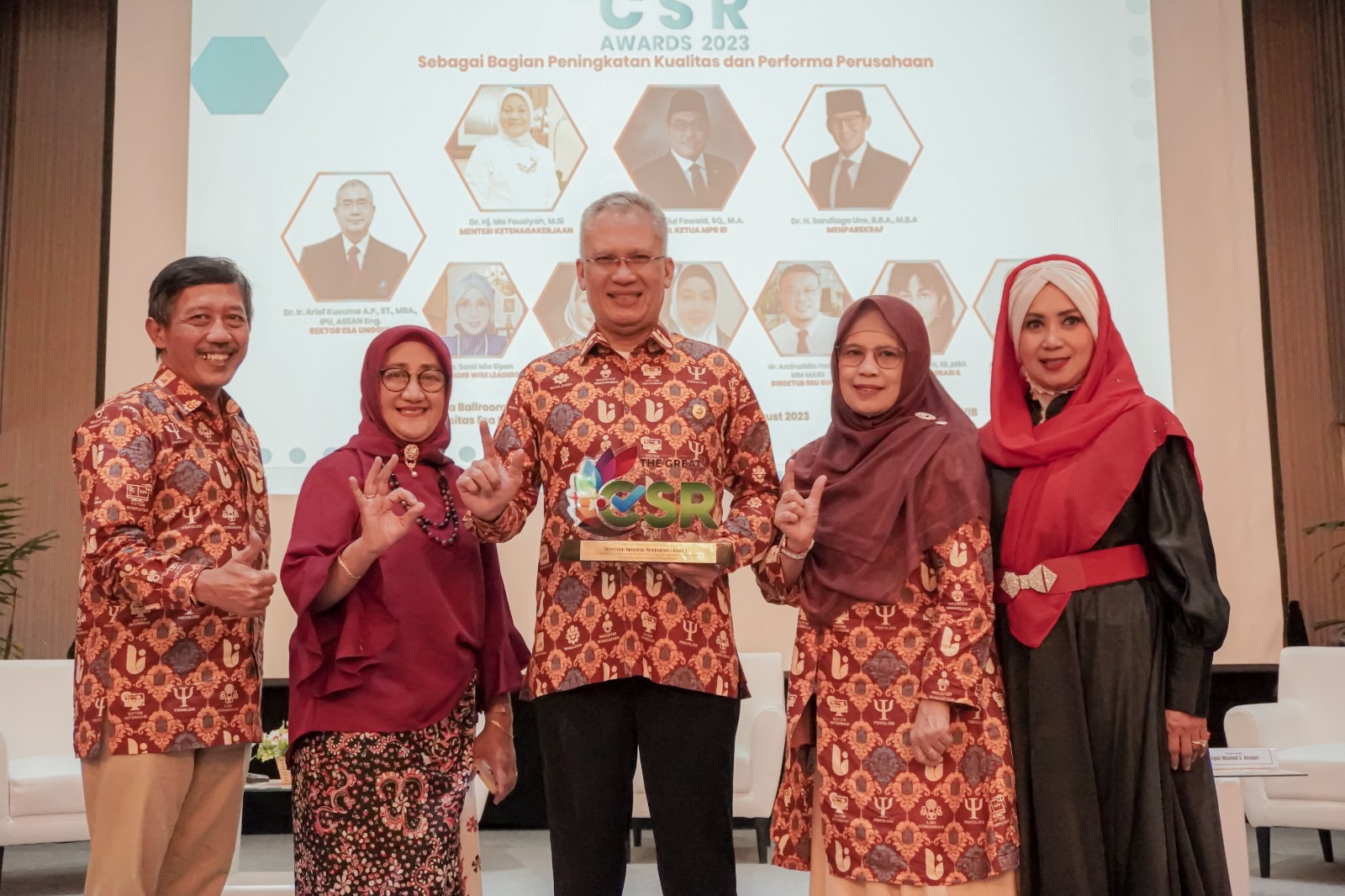 Rektor Universitas Inaba Dr Mochammad Mukti Ali, bersama jajaraanya saat menerima penghargaan Great Indonesian CSR Award 2023 Organisasi WISE Leaders.