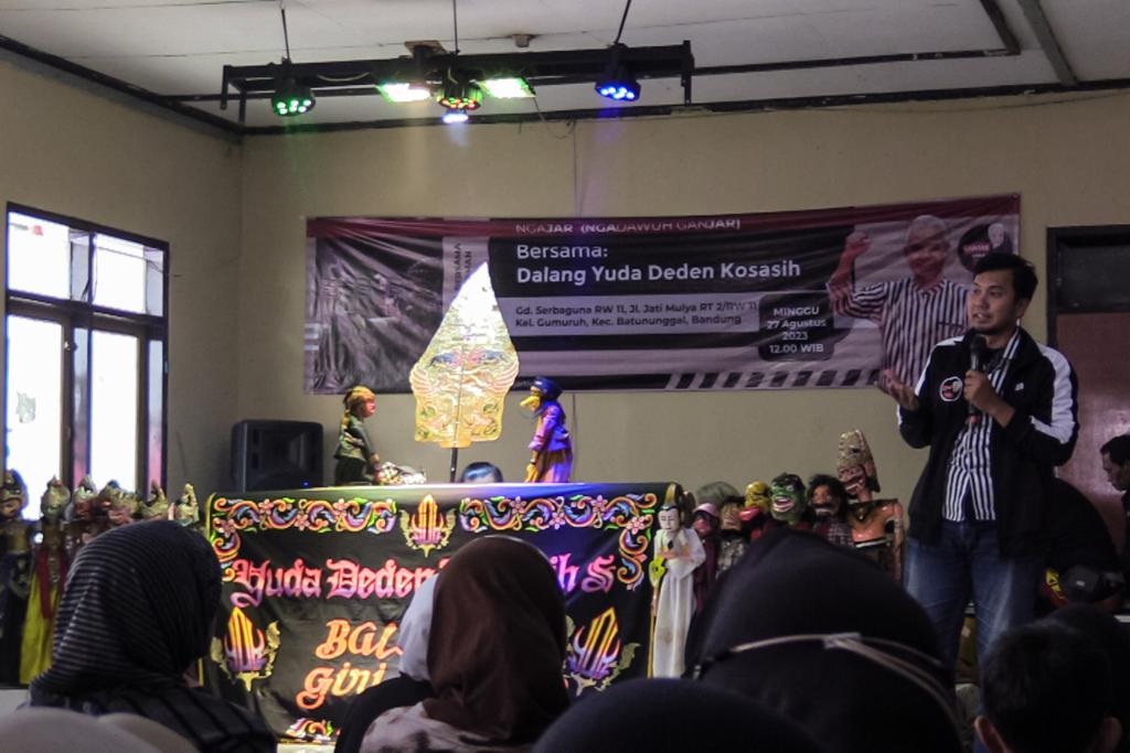 Kelompok Sukarelawan Ganjar Pranowo yang tergabung dalam Ganjartivity melakukan pagelaran wayang golek, di Gedung Serbaguna RW11, Kelurahan Gumuruh, Kecamatan Batununggal, Bandung, Jawa Barat.