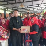 Anggota Komisi I DPR RI, Mayjen TNI (p) TB Hasanuddin menyerahkan bantuan 1.000 paket sembako kepada masyarakat di Kabupaten Majalengka.