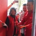 Anggota Komisi I DPR RI Mayjen TNI (p) TB Hasanuddin saat meresmikan rumah tidak layak huni atau Rutilahu milik Ibu Epon di Kabupaten Sumedang.