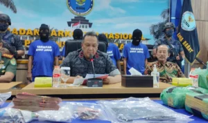 Kepala BNN Jabar M Arief Ramdhani, saat konperensi pers yang berhasil mengamankan 7 kilogram sabu dari sindikat jaringan Aceh.