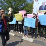Sejumlah Mahasiswa Kota Bandung melakukan aksi unjuk rasa mendesak Rocky Gerung diproses hukum, di bundaran Cibiru, Kota Bandung, Jumat 4 Agustus 2023 pagi ini.