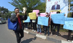 Sejumlah Mahasiswa Kota Bandung melakukan aksi unjuk rasa mendesak Rocky Gerung diproses hukum, di bundaran Cibiru, Kota Bandung, Jumat 4 Agustus 2023 pagi ini.