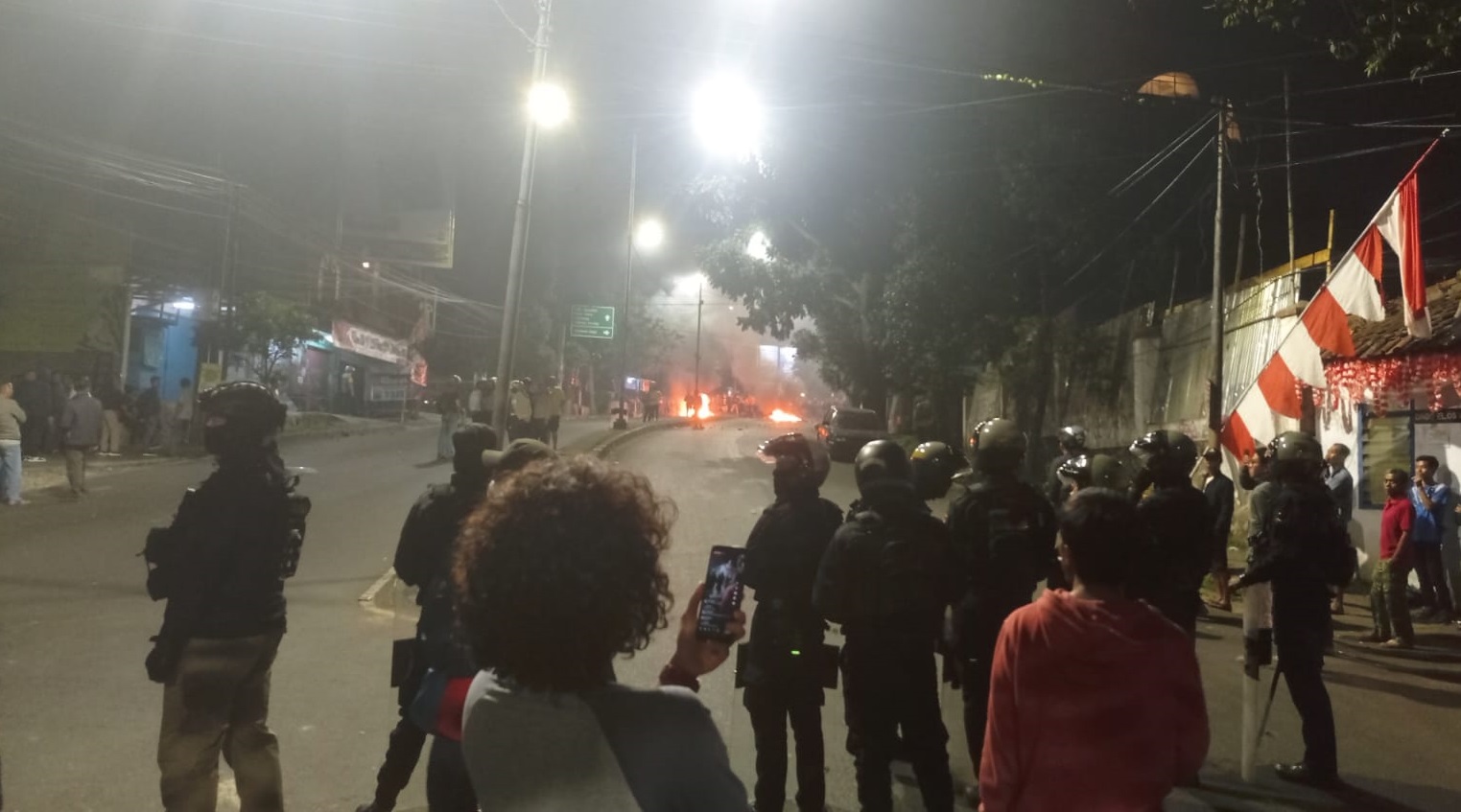 Suasana kekecewaan warga Dago Elos dengan memblokir Jalan Dago akibat laporan mereka ditolak kepolisian, tadi malam.