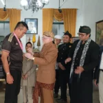 Anggota DPR RI Mayjen TNI (p) TB Hasanuddin mendorong bergotongroyong membantu biaya operasional Museum Prabu Geusan Ulun di Jalan Prabu Geusan Ulun No. 40 Sumedang.