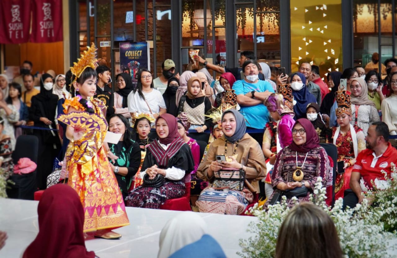 Perkuat Warisan Budaya, Ratusan Anak hingga Dewasa Ikuti Fashion Show Busana Nusantara