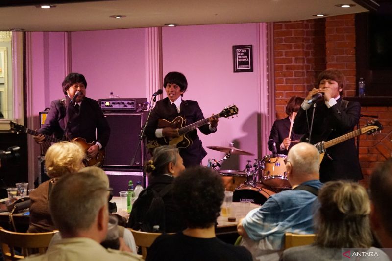 G-Pluck Plays Extra Songs to Appreciative Audience at Beatleweek