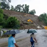 Dalam dampak tragis dari banjir dan tanah longsor yang menerjang, sedikitnya 58 nyawa telah melayang, termasuk sembilan jiwa yang terperangkap dalam runtuhnya sebuah kuil yang populer di India.