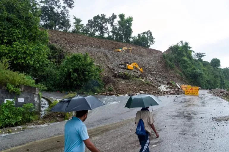 Dalam dampak tragis dari banjir dan tanah longsor yang menerjang, sedikitnya 58 nyawa telah melayang, termasuk sembilan jiwa yang terperangkap dalam runtuhnya sebuah kuil yang populer di India.