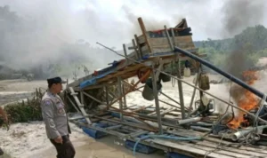 Police Burn Illegal Gold Miner's Raft in Riau