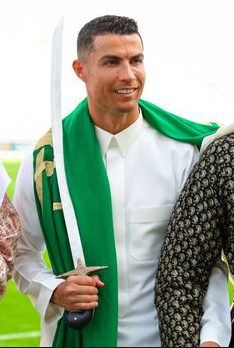 Ronaldo Buka Gaya Baru Pakai Gamis Putih di Arab Saudi