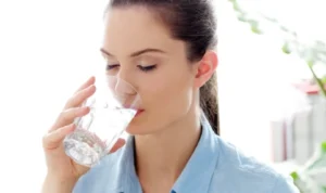 Viral di TikTok Konten Melarang Minum Air Setelah Makan, Cek Faktanya di Sini!