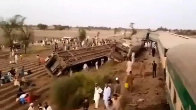 Tragedi Kecelakaan Kereta di Pakistan Selatan Makan Korban Jiwa, 30 Orang Tewas dan 80 Terluka