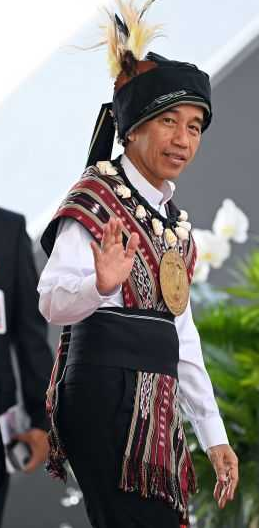 Presiden Jokowi Berbaju Adat Tanimbar Maluku