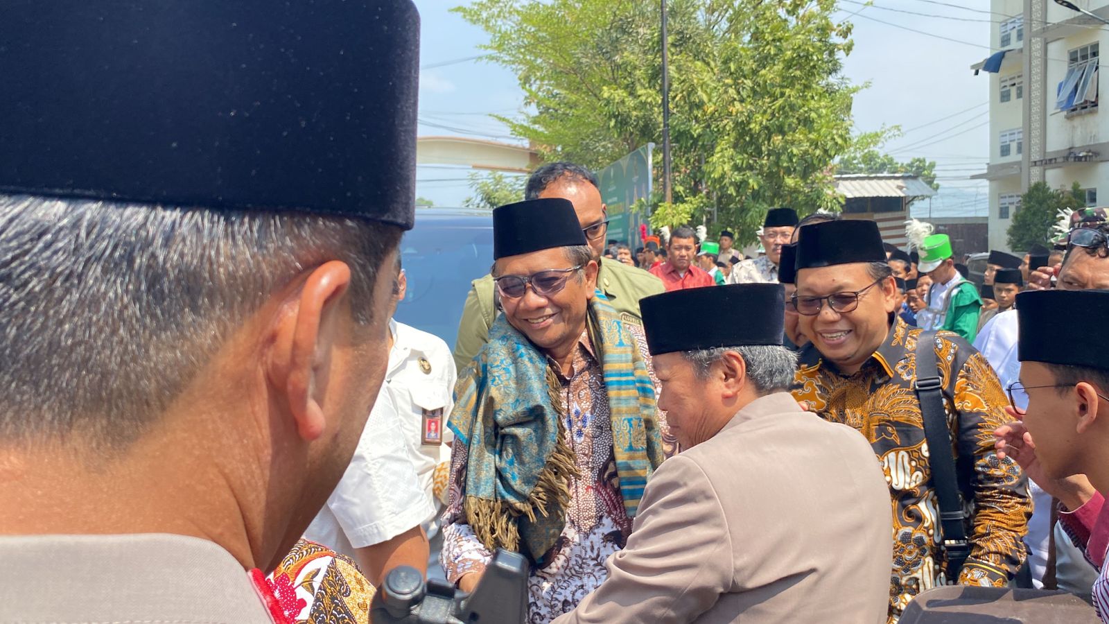 Mahfud MD Kunjungi Ponpes Kempek Cirebon, ini Penilaian Kiai!