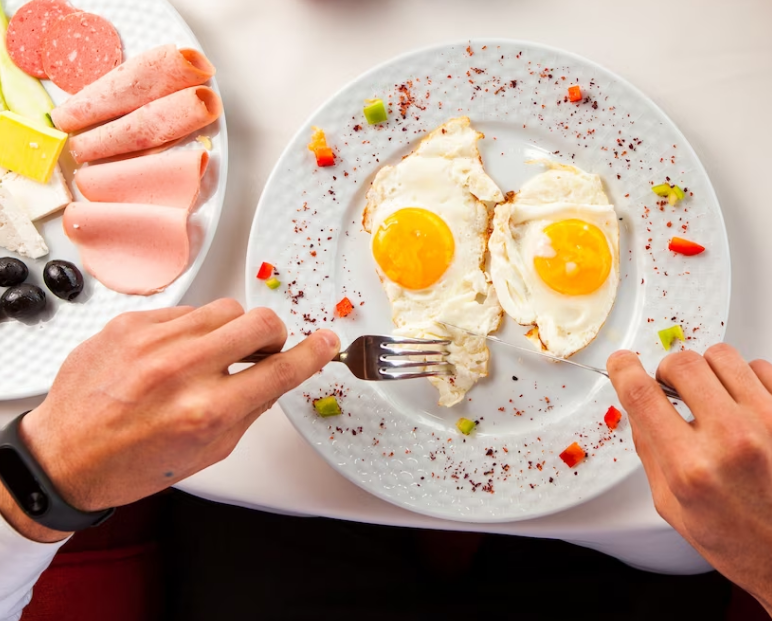 Mitos Telur Jadi Musuh Penderita Kolesterol, Benarkah? Simak di Sini!