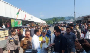 Lucu! Jokowi Minta Tutut yang Dibeli Menteri PUPR saat Kunjungi Pasar Parungkuda Sukabumi