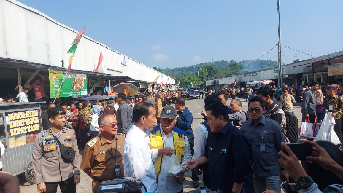 Lucu! Jokowi Minta Tutut yang Dibeli Menteri PUPR saat Kunjungi Pasar Parungkuda Sukabumi
