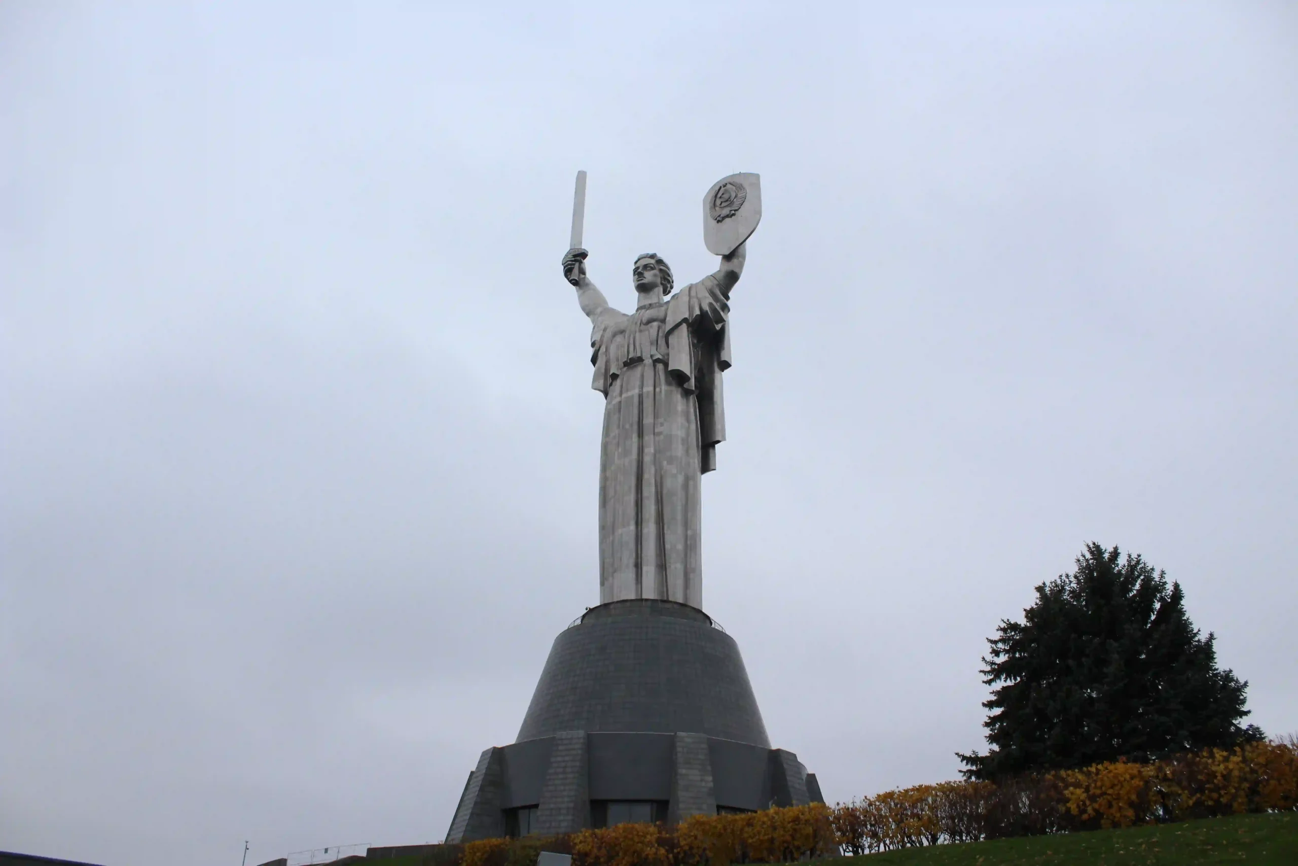 Simbol Palu-Arit Patung Bunda Diganti dengan Trisula, Penegasan Kedaulatan Ukraina