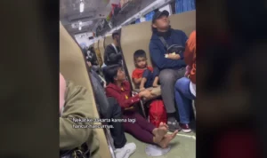 Ibu Rela Duduk di Lantai Kereta Demi Anaknya Viral di TikTok, Ini Ceritanya