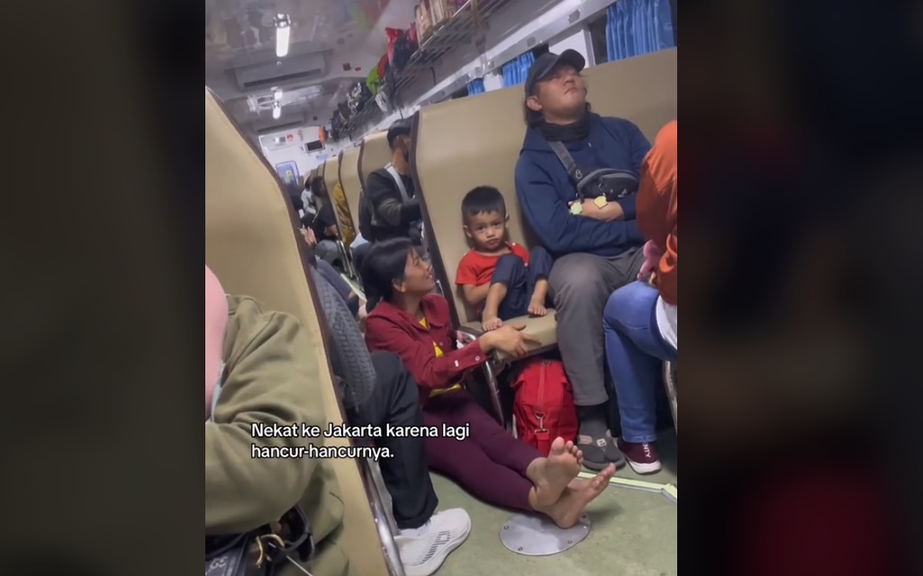 Ibu Rela Duduk di Lantai Kereta Demi Anaknya Viral di TikTok, Ini Ceritanya