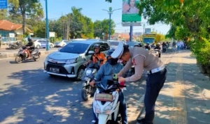 Momen Kemederkaan, Satlantas Polres Cirebon Kota Bagi-bagi Ribuan Bendera