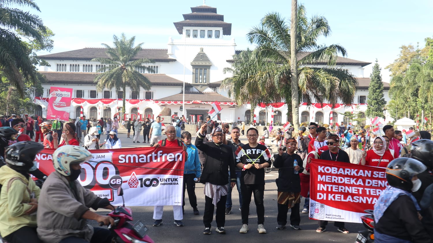 Semarak, Begini Keseruan Smartfren West Java Meriahkan HUT RI ke-78 Lewat Kirab Budaya