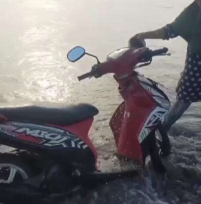 Viral Emak-Emak Cuci Motor di Tepi Laut, Netizen: Gak Takut Karatan