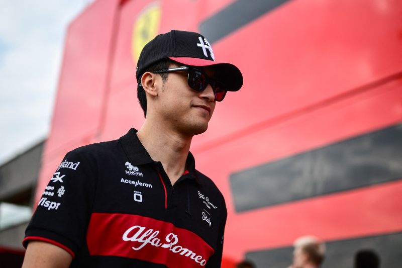Pembalap F1 Zhou Guanyu Perpanjang Kontrak dengan Tim Alfa Romeo untuk Musim 2024