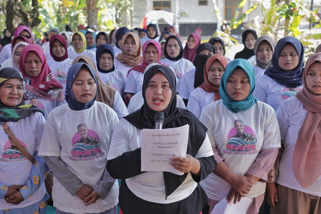 Sejumlah ratusan istri nelayan di Desa Cimanuk Tasikmalaya terlihat kompak menyatakan sikap untuk mendukung Ganjar Pranowo sebagai Presiden 2024.