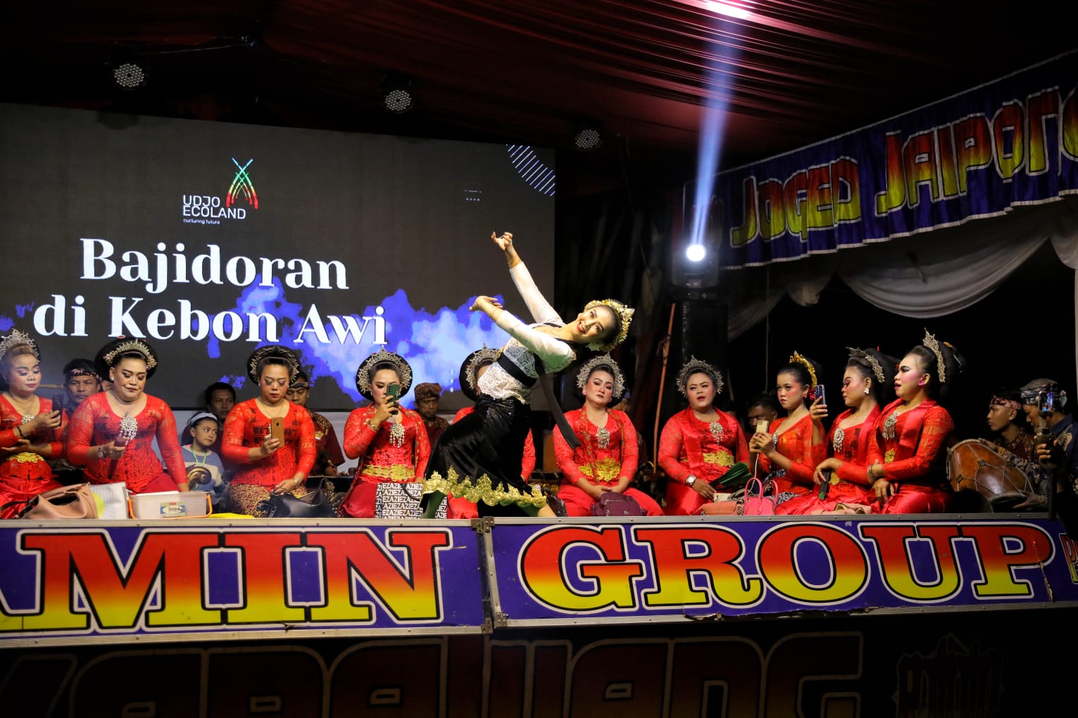Kegiatan pentas kesenian tradisional 'Bajidoran di Kebon Awi' bersama ratusan masyarakat di Udjo Ecoland, Cimenyan, Bandung, Jawa Barat, Rabu (27/9).
