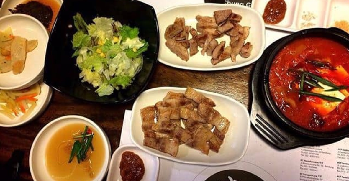 Salah satu hidangan yang disajikan di Kafe yang bernuansa Korea di Bandung.