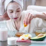 Ilustrasi penggunaan masker madu dan yoghurt yang efektif paling cepat putihkan wajah. (freepik)
