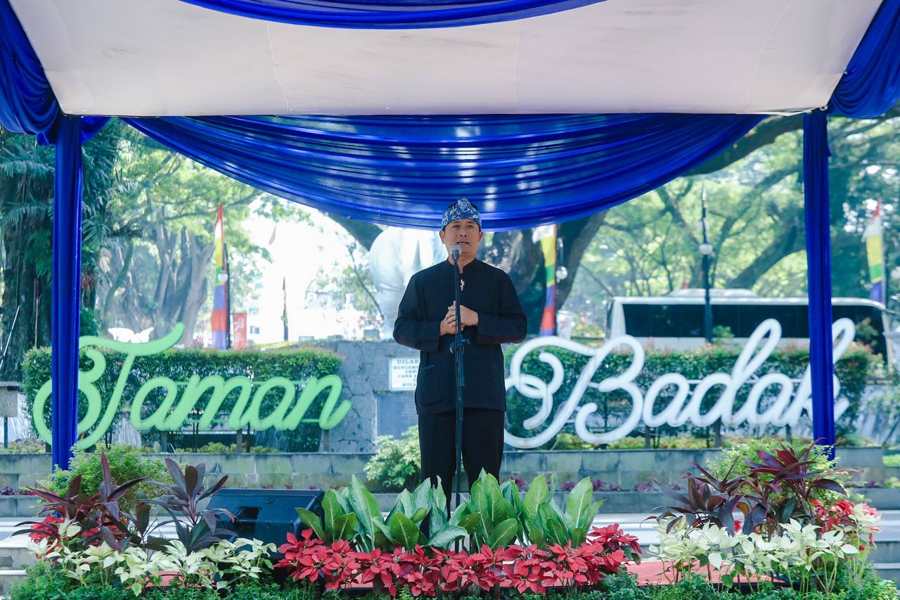 Plh Wali Kota Bandung, Ema Sumarna kucurkan bantuan untuk warga yang terdampak Program Citarum Harum