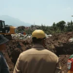 Pemkot Bandung dan lapisan masyarakat meninjau pembuatan lubang pembuangan sampah organik di Kecamatan Cibiru (5/9).
