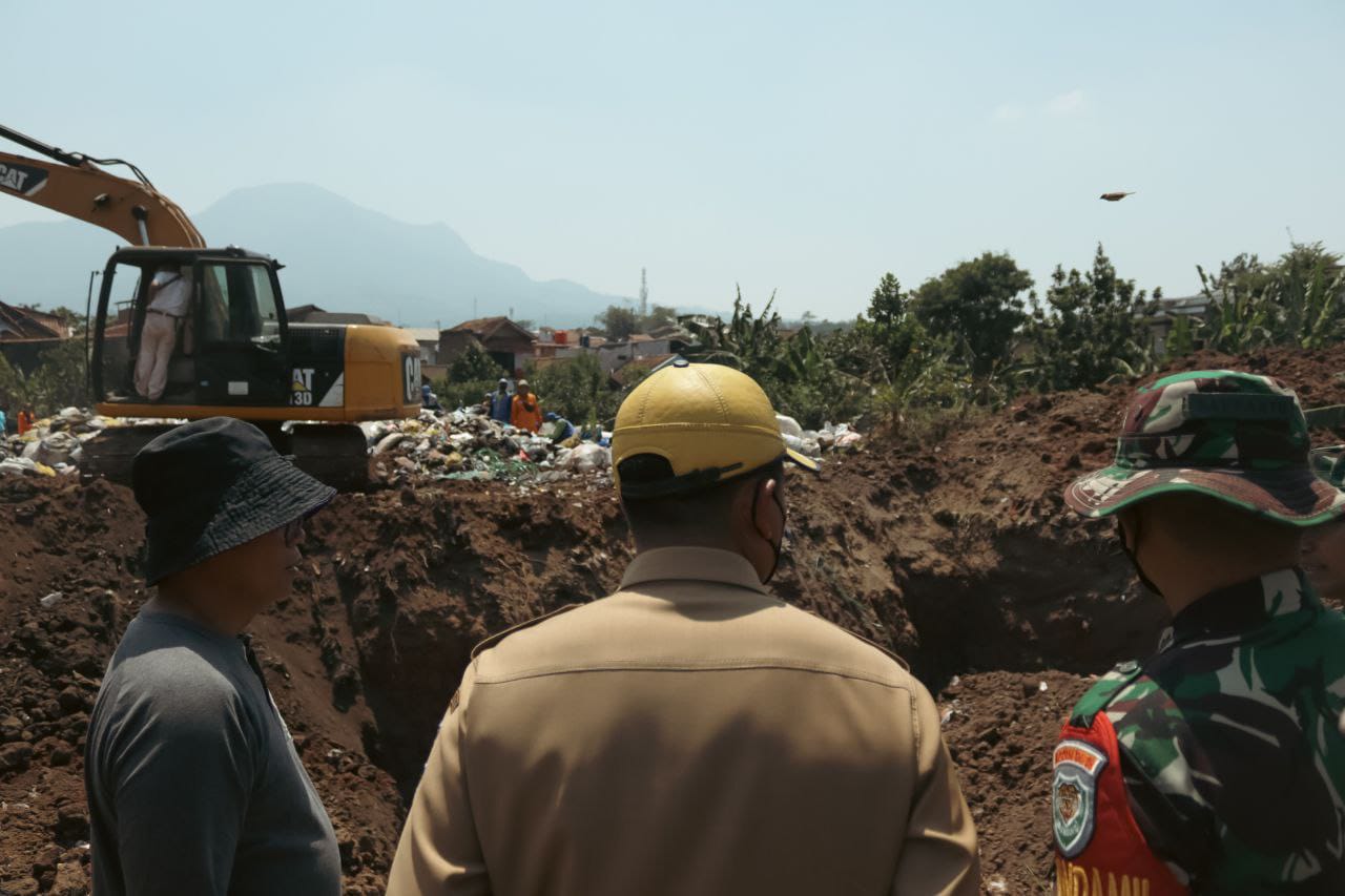 Pemkot Bandung dan lapisan masyarakat meninjau pembuatan lubang pembuangan sampah organik di Kecamatan Cibiru (5/9).