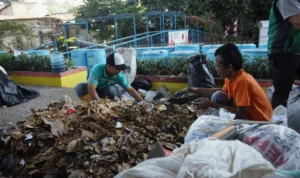 Ilustrasi: Masyarakat Bandung sedang melakukan pemilahan sampah.