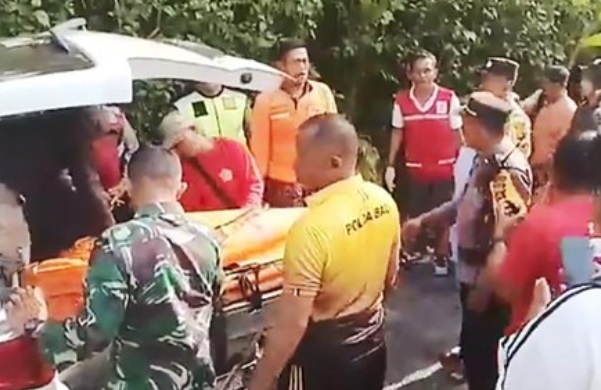 Korban Lift putus di Bali saat akan dievakuasi ke RS. (istimewa)