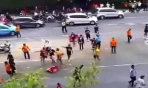 Tangkapan layar video bentrok diduga antara supporter Persib dan Persija yang terjadi di Bekasi, pada Sabtu (2/9) Sore. (instagram @bekasikekinian)