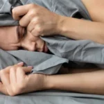 Ilustrasi saat mengalami sleep paralysis atau ketindih yang cukup mengganggu kualitas tidur. (freepik)