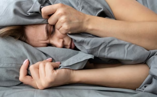 Ilustrasi saat mengalami sleep paralysis atau ketindih yang cukup mengganggu kualitas tidur. (freepik)