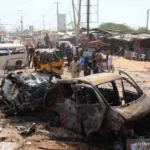 Lima warga sipil kehilangan nyawa mereka dan 13 lainnya mengalami luka serius akibat serangan bom mobil yang mengguncang distrik Buloburde, wilayah Hiran, Somalia tengah, pada Kamis (28/9). Serangan brutal ini menyasar area dekat sebuah pasar ramai.