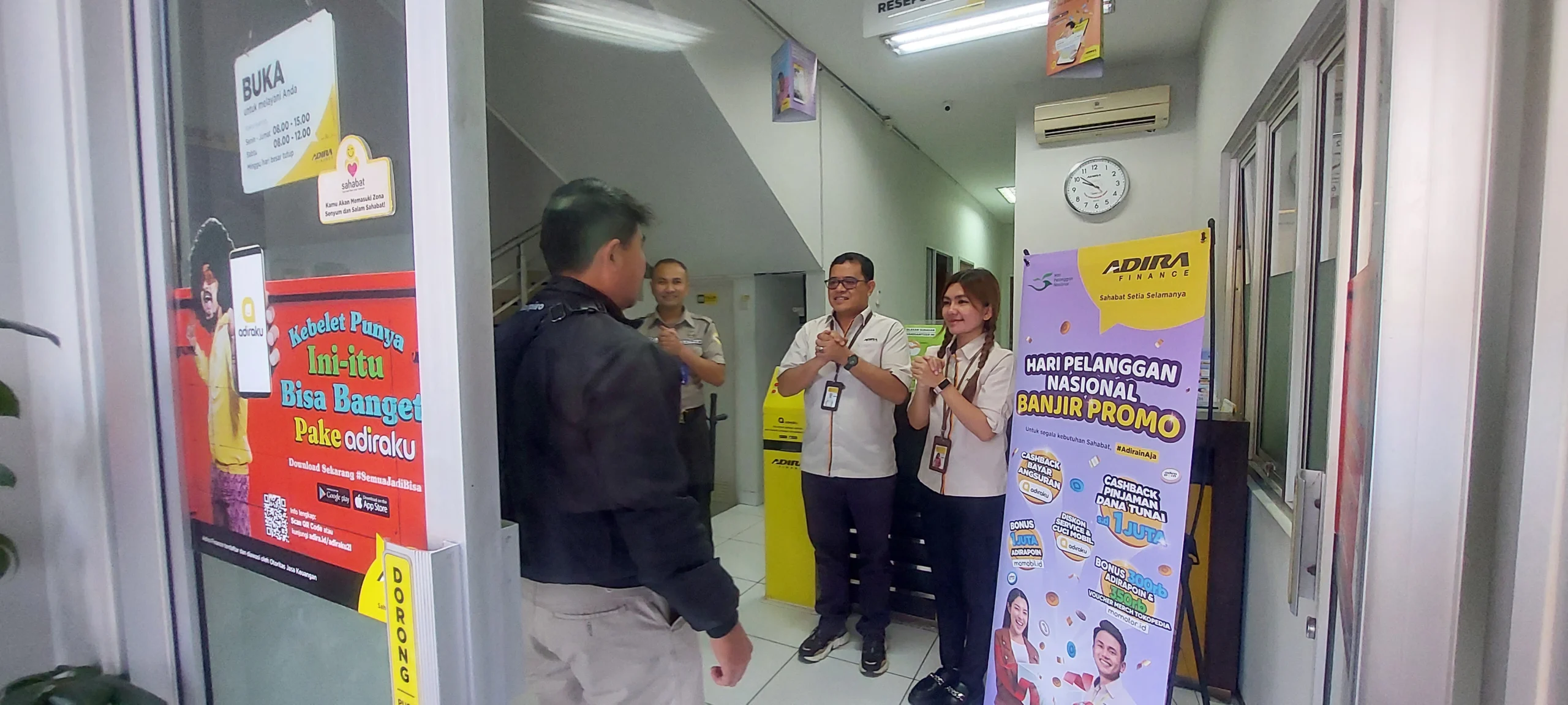 Branch Manager dan Service Head Adira Finance Cabang Bandung 6 Car Pungkur menyambut nasabah di Hari Pelanggan 2023 ( kanggo caption foto )