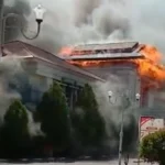Foto yang beredar di media sosial yang menunjukkann kantor bupati Pohuwato terbakar. (ist)