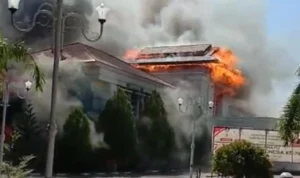 Foto yang beredar di media sosial yang menunjukkann kantor bupati Pohuwato terbakar. (ist)
